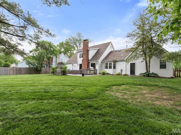 834 Twin Pine Dr, Saint Louis, MO 63122