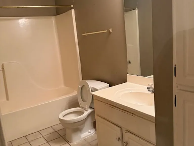 2558 Arlington Dr — Photo 4