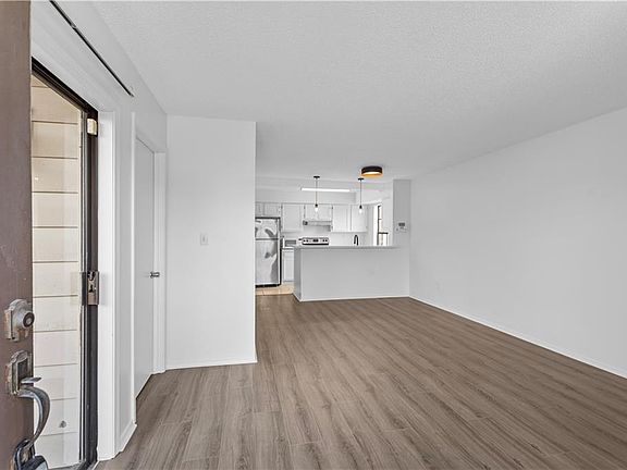 3rd image of 2948 Manhattan Blvd Unit 213
