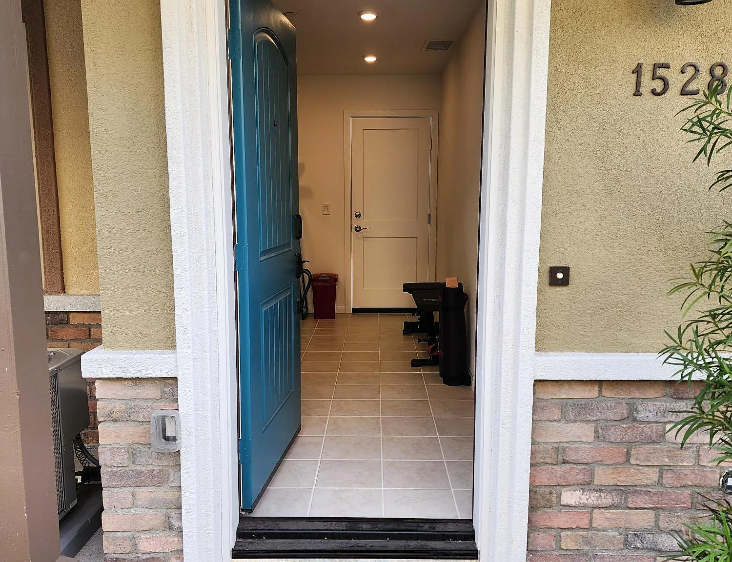 3 bed, 2.5 bath, 1660 sqft, $3,900 — Photo 2