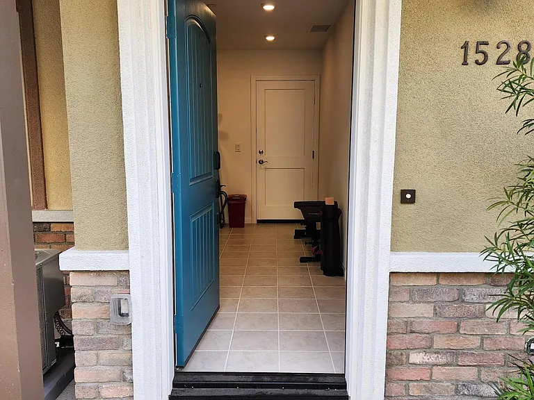 1528 Redbud Way — Photo 2