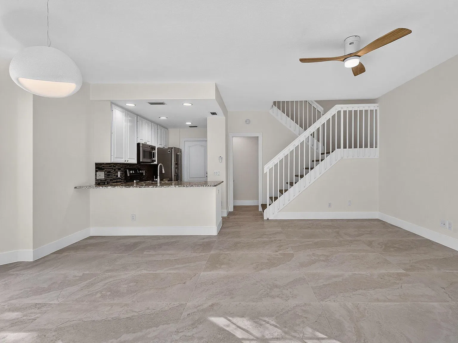 3 bed, 2.5 bath, 1413 sqft, $3,700 — Photo 3