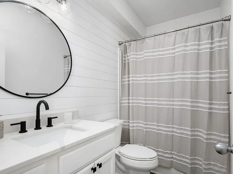 Hall Full Bath with Tub/Shower Combo