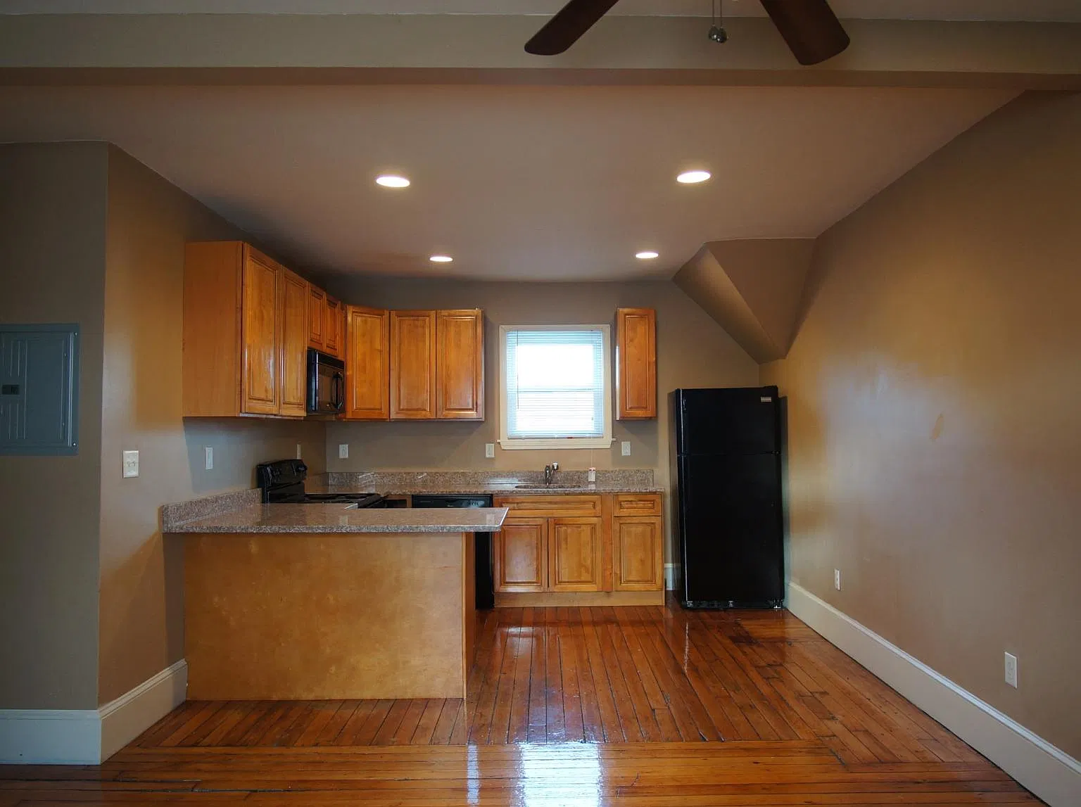373 Bay View Ave — Photo 4