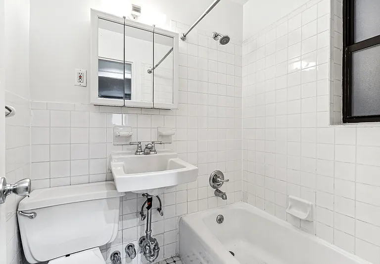 322 E 61st St #D — Photo 3