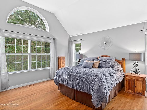 5th image of 32 Cordwood Ln