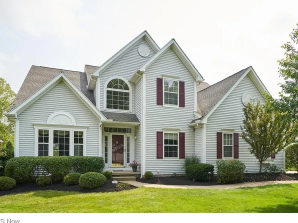 2955 Woodcrest Dr, Akron, OH 44333