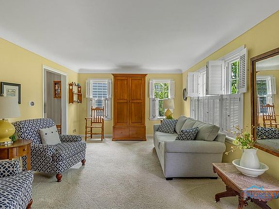 4th image of 734 E Carisbrook Dr