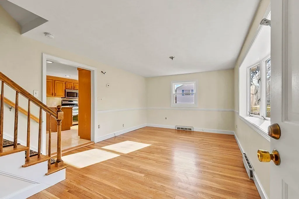 4 bed, 2.5 bath, 3270 sqft, $4,500 — Photo 4