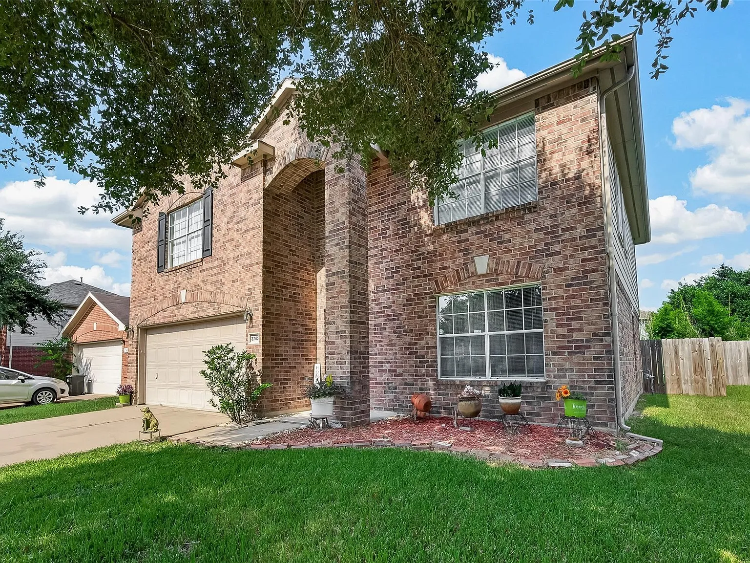 3 bed, 2.5 bath, 2500 sqft, $2,095 — Photo 2
