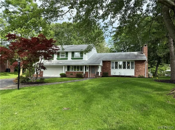 5287 Willow Lake Ct, Clarence, NY 14031