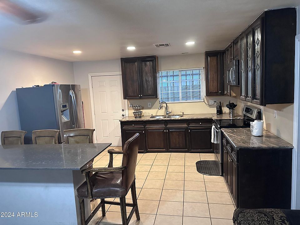2nd image of 902 S 15TH Avenue