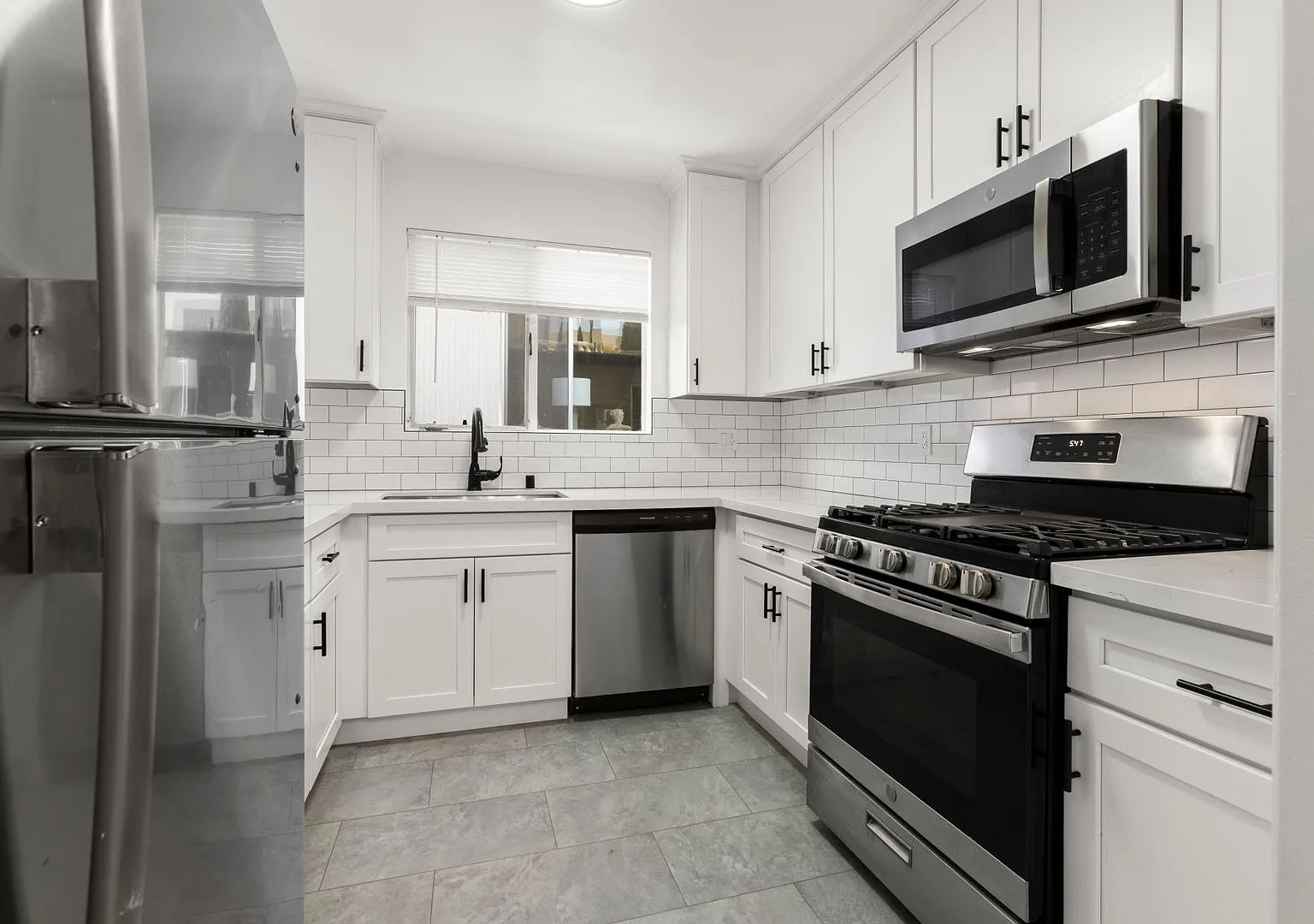 (El/Eu/Yo:B) 325 S. Rexford Drive — Photo 4