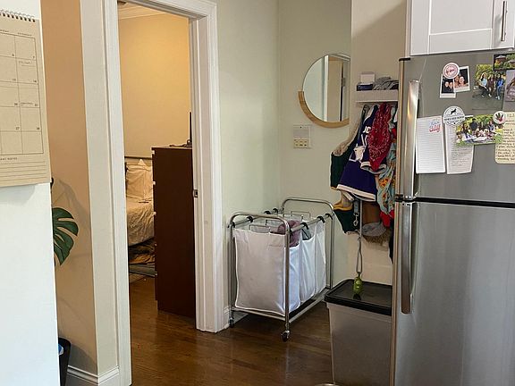 3rd image of 3815.5 N Greenview Ave #1