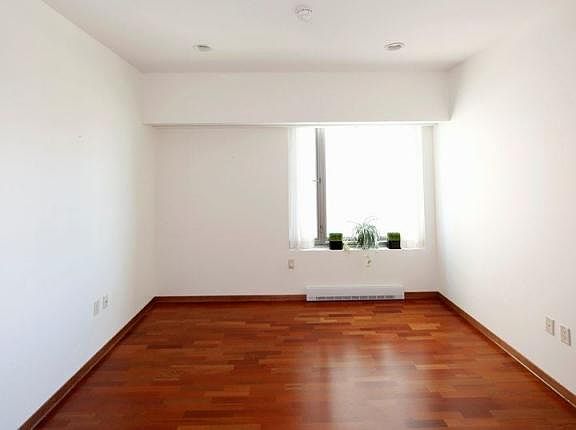 4th image of 923 E Kilbourn Ave Unit 2202