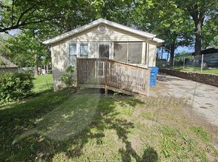 128 S High St, Sugar Creek, MO 64054