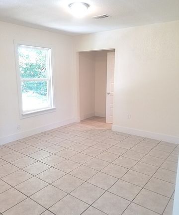 3rd image of 7423 Spur Valley St