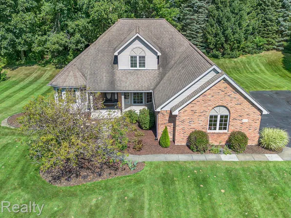 5780 Garnet Cir, Clarkston, MI 48348