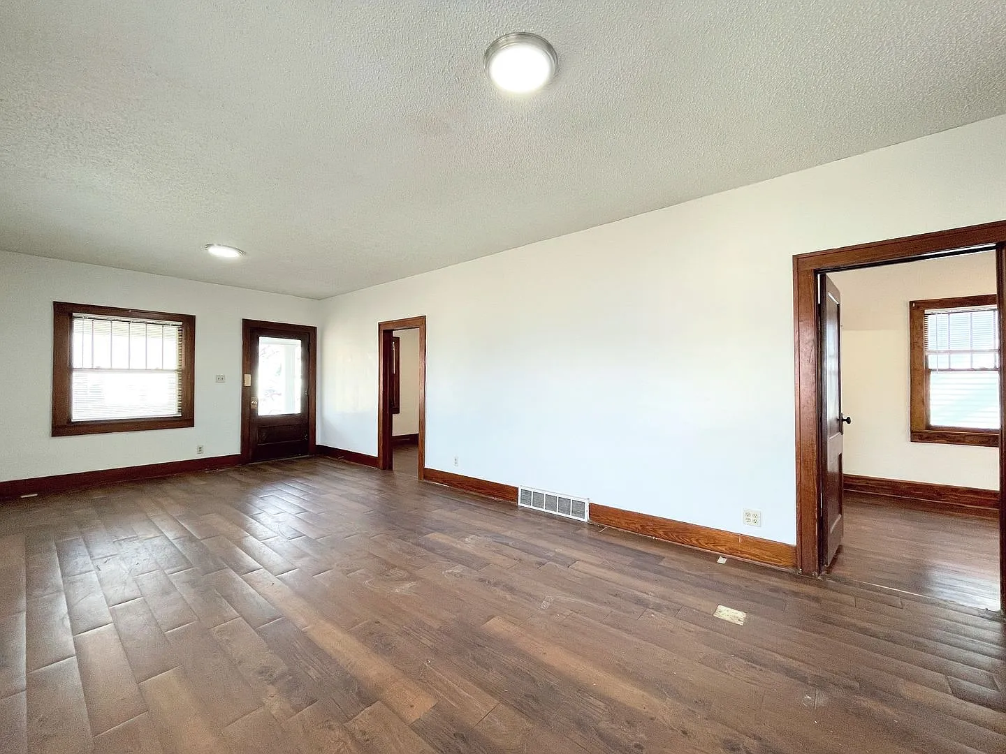 2 Bedroom 1 Bathroom Home — Photo 3