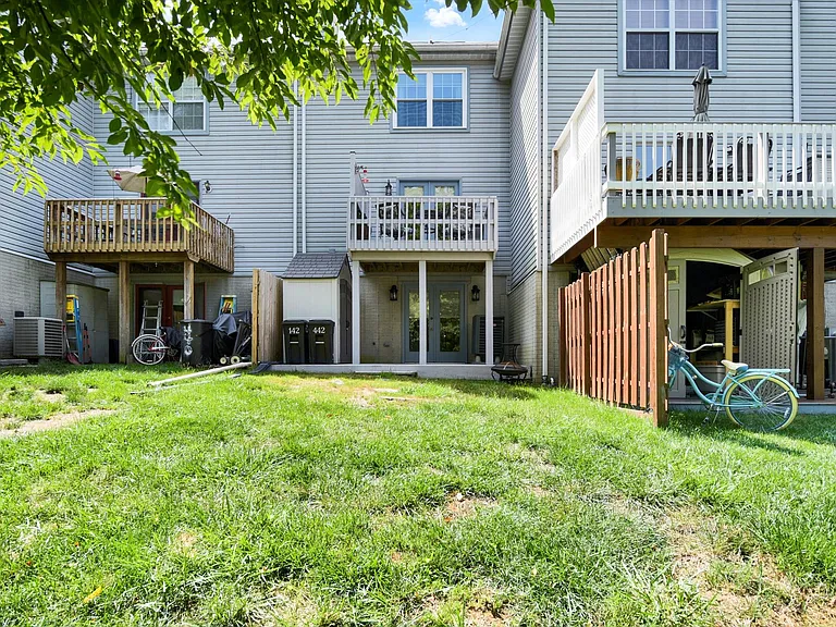 442 Darby Ln — Photo 35