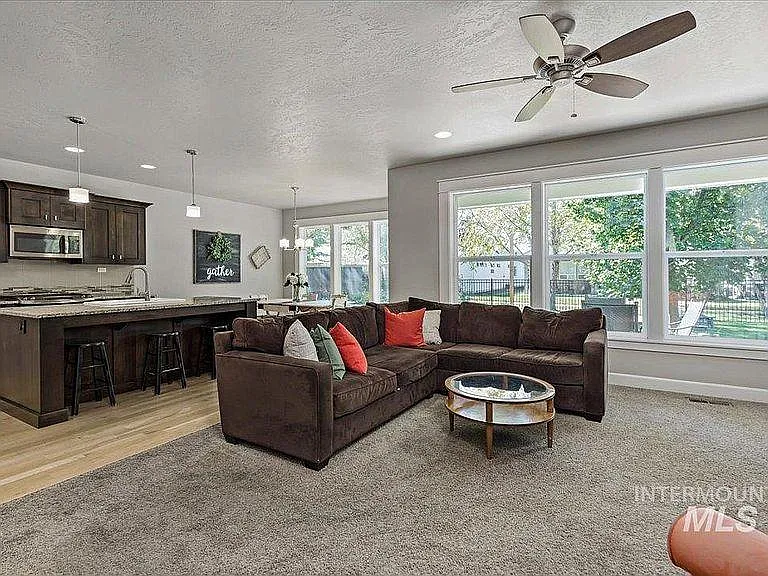 273 W Valentino St — Photo 10