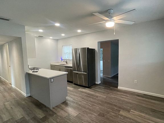 4th image of 814 Glenmore Cir