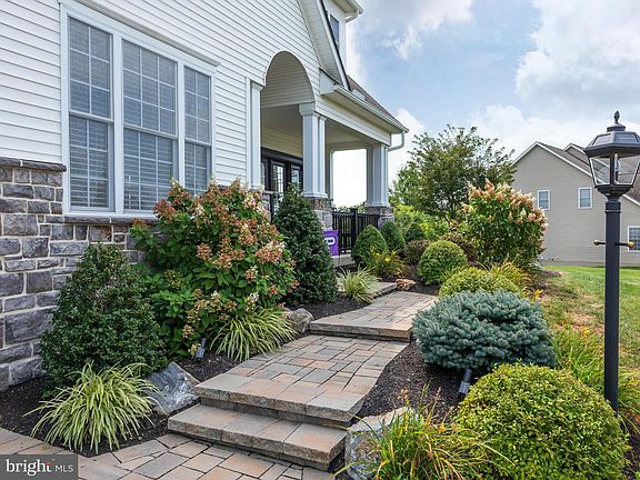 3rd image of 215 Clover Ln