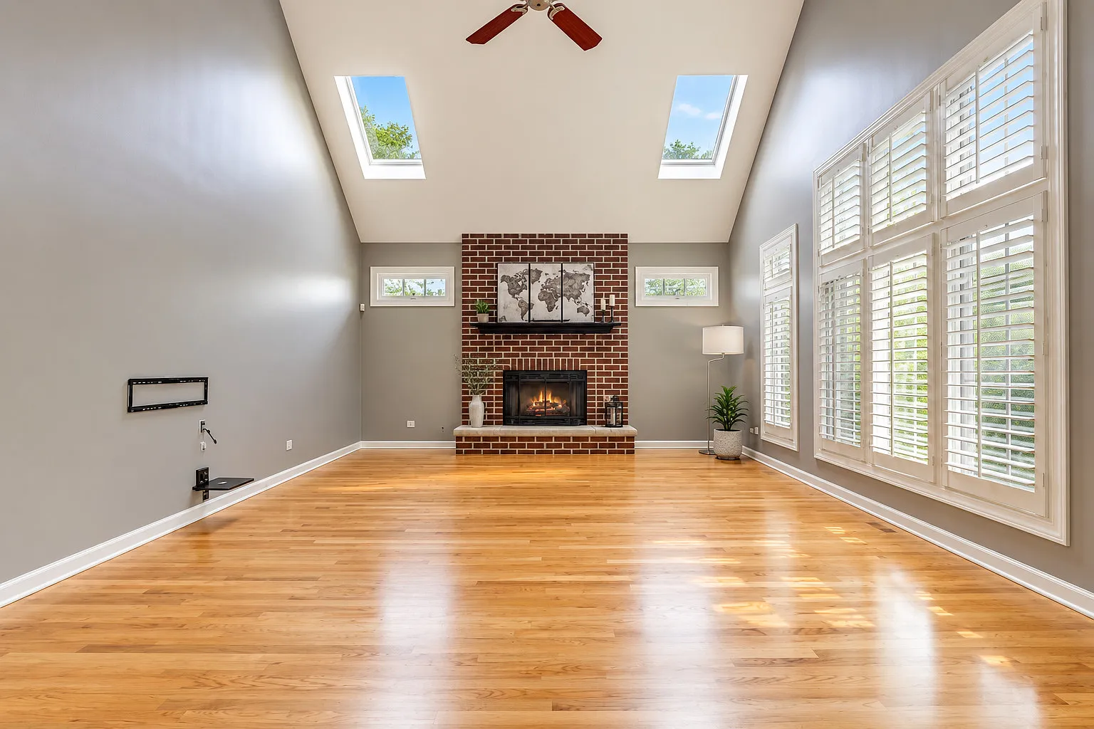 4 bed, 4.5 bath, 4578 sqft, $5,595 — Photo 3