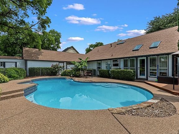3rd image of 2708 Wolff Dr