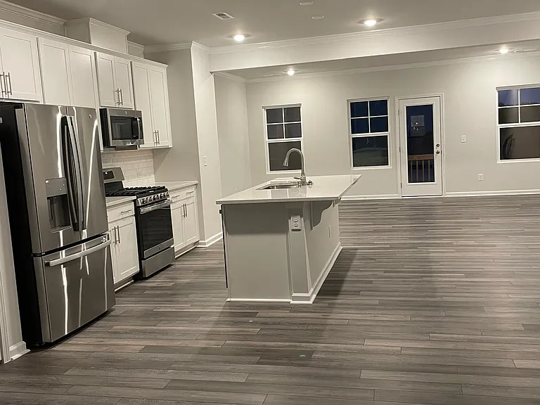 219 Nahunta Dr — Photo 2