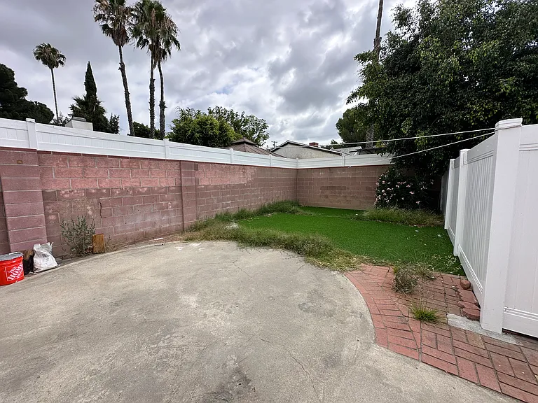 8604 Saloma Ave — Photo 15