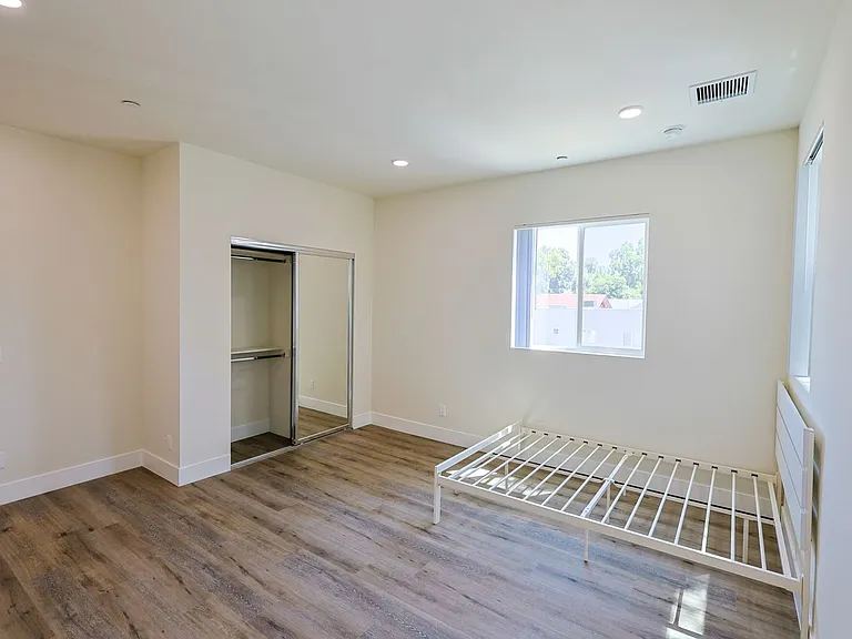 1189 W 37th Pl — Photo 21