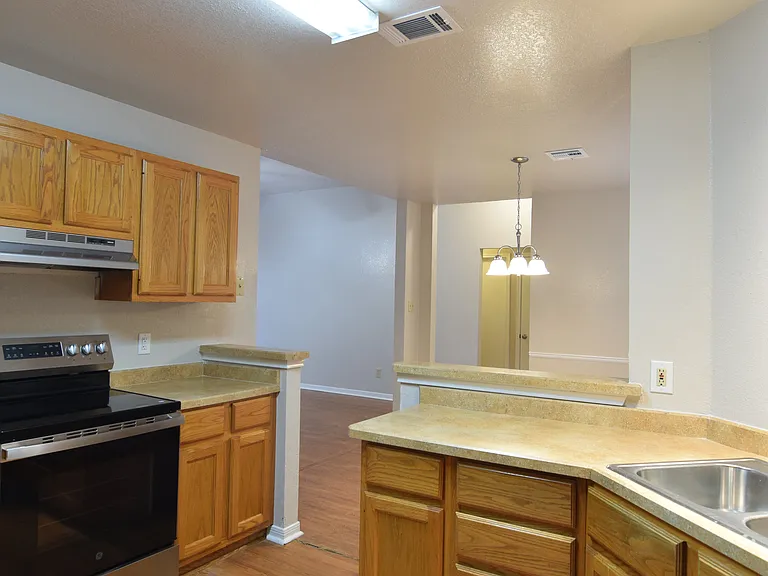 807 Hartrick Cir — Photo 5