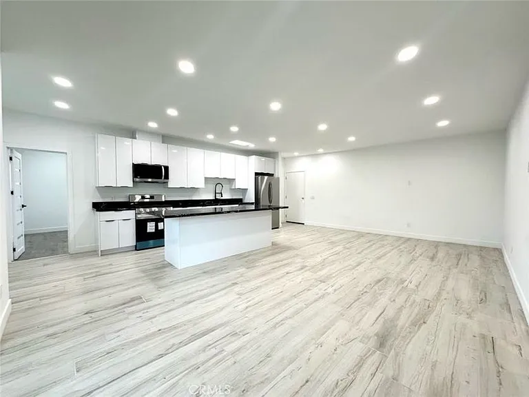 6255 Woodman Ave #201 — Photo 14