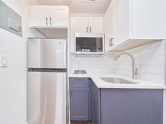 4th image of 120 E 73rd St APT 6A