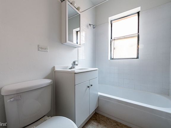 5040 W Quincy St Apartments Chicago Bathroom_01