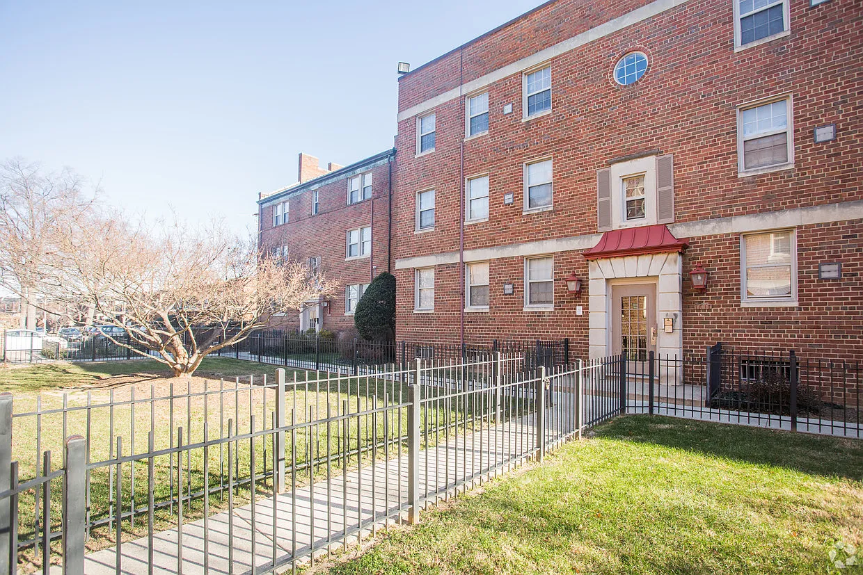 Linwood Apartments~2BR/1BA For only $995+ Electric — Photo 4