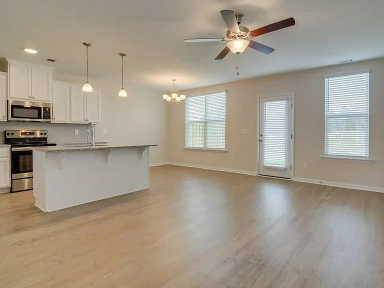 305 Norwich Dr — Photo 11