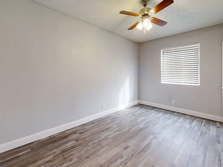 St. Charles Place Apartments — Photo 26