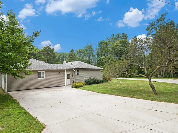 2945 W Arthur Rd, New Era, MI 49446
