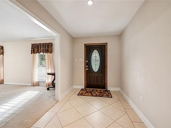 5th image of 33 Elizabeth Dr
