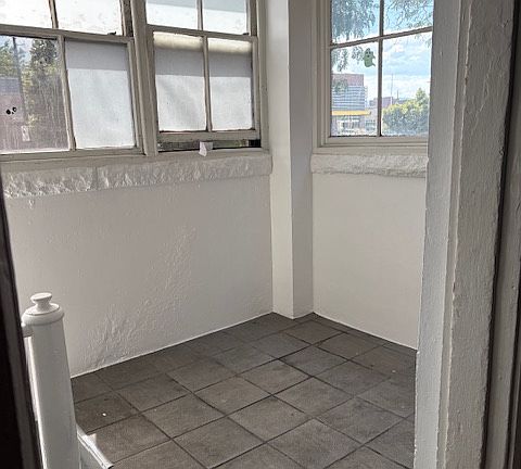 5th image of 299 S Lincoln St #5