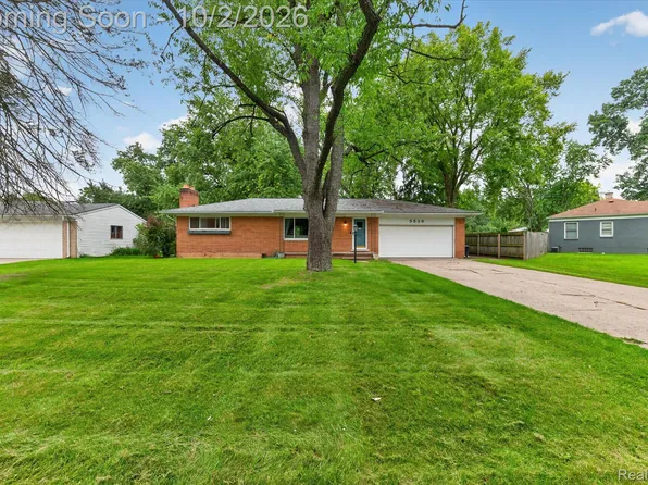5539 Sunwood Dr, Waterford, MI 48329