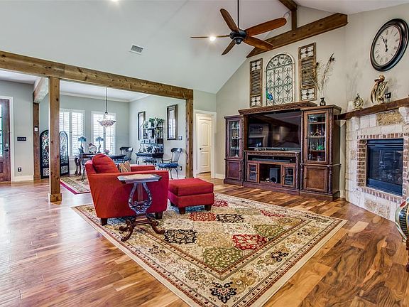 5th image of 130 Pecan Hollow Cir