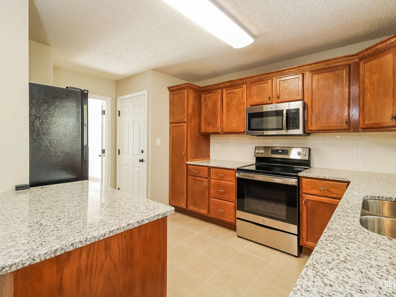 4 bed, 2.5 bath, 2512 sqft, $2,740 — Photo 3