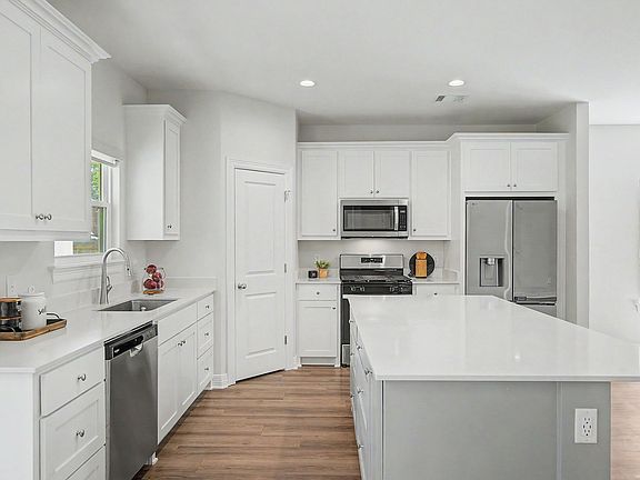 5th image of 323 Mousse Ruelle Dr
