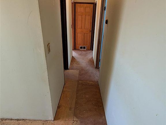 5th image of 740 Carter St