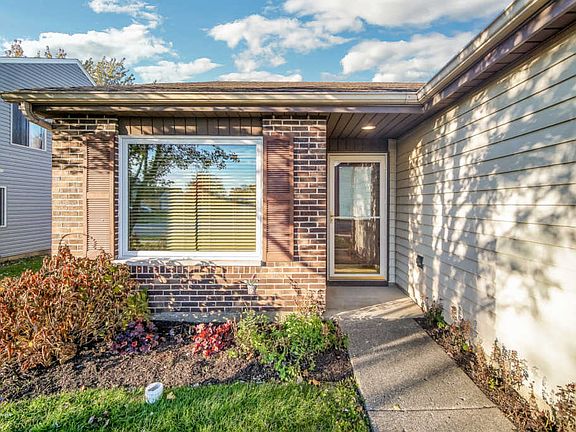 3rd image of 2318 Cambridge Ln