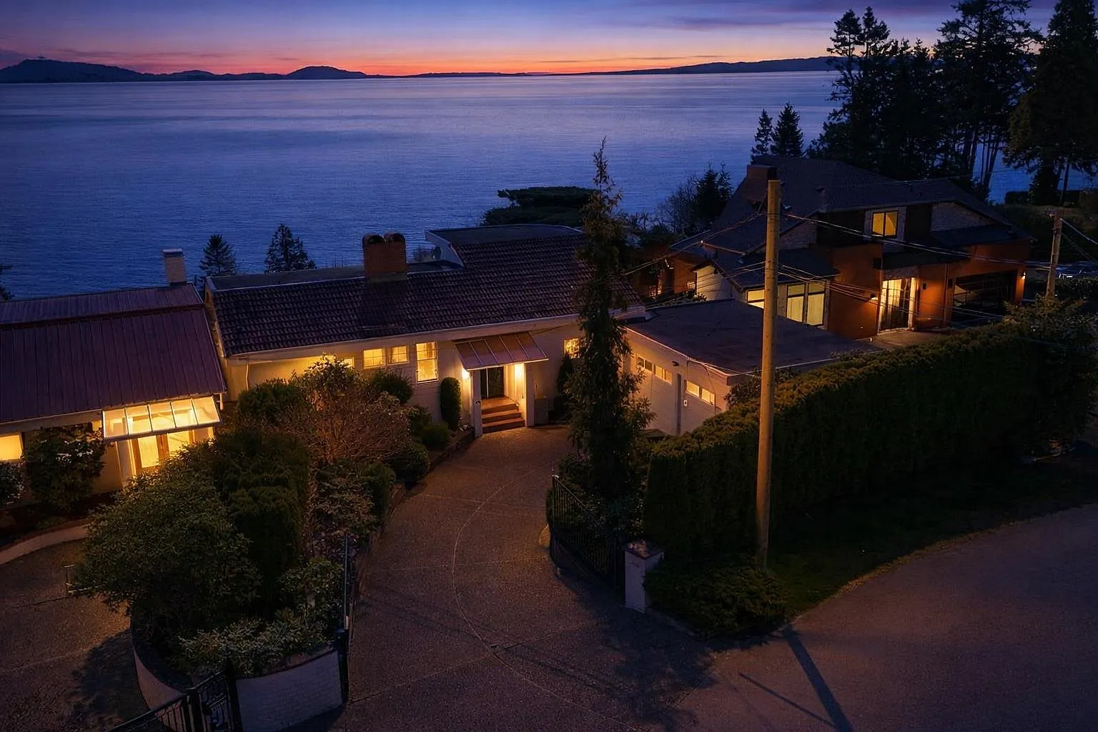 13576 13a Ave photo 1