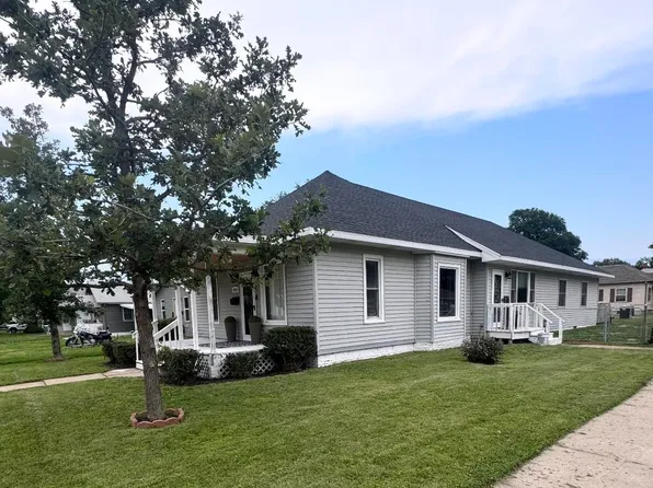 904 Hancock St, Holdrege, NE 68949